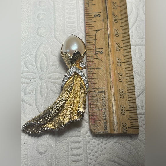 Vintage Elegant Faux Pearl and Gold-tone Brooch Signed C Puccini - Picture 7 of 8